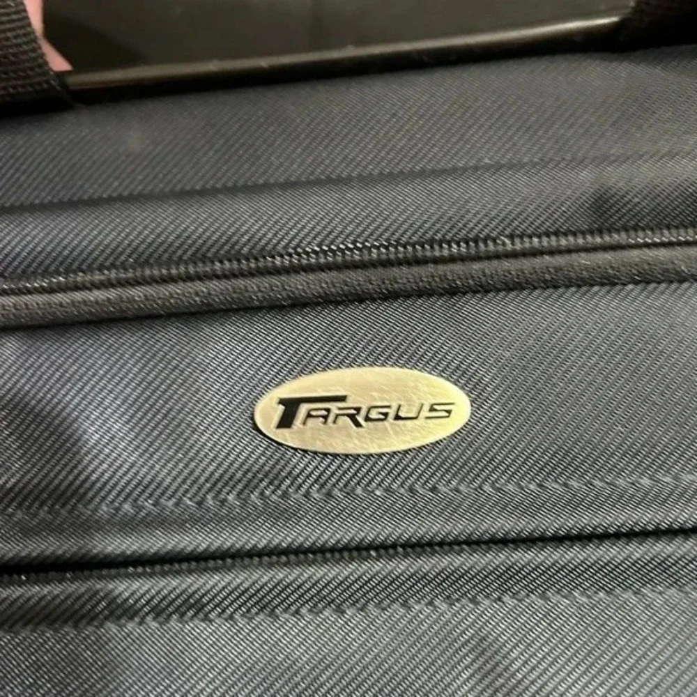 Targus CVR400 Laptop Carrying Case/Briefcase Gently Used Black and Gray